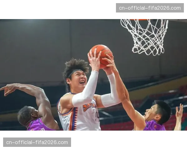 王哲林14分8篮板，防守端护框表现稳定助上海晋级